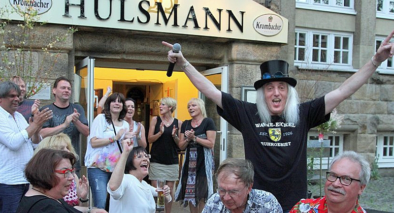 Fünf Jahre Hülsmann – da ließ sich auch Sänger Horst „Hotte“ Schröder (mit Zylinder) nicht lange bitten und griff zum Mikrofon.