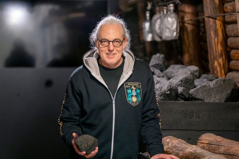 Hotte, ausgebildeter Bergmann, im nachgebauten Bergwerksschacht des Heimatmuseum Wanne-Eickel. (Foto: Christian Schwietering)